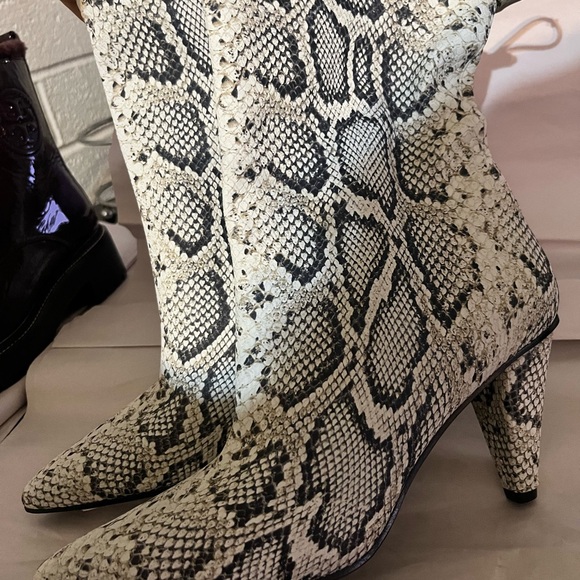 Longchamp Black and White Heeled Boots with Snakeskin Pattern - Picture 6 of 10